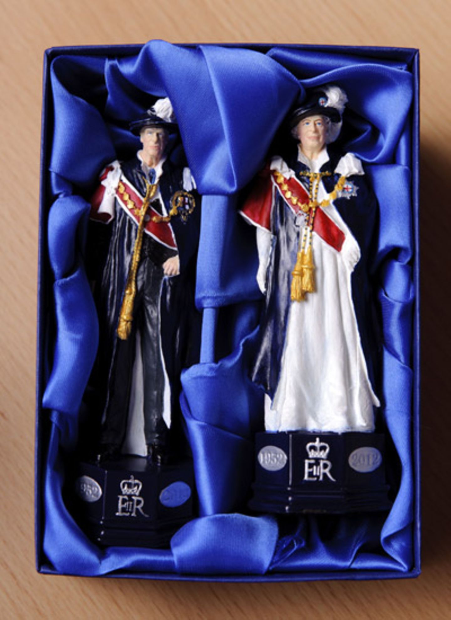 Auf der Spielzeugmesse in Lodnon werden Queen Elizabeth und Prinz Philip in Form von Schachfiguren präsentiert.