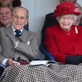 September 2015: Jedes Jahr während des Sommerurlaubes in Balmoral besucht die Queen gemeinsam mit Prinz Philip die Braemar-Highlandgames. Und beide amüsieren sich königlich!