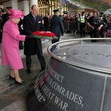 19. November 2015:   Gemeinsam zu Besuch in Birmingham: Queen Elizabeth und Prinz Philip legen am War Memorial einen Kranz nieder.