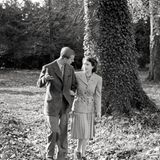 November 1947  Ein Schnappschuss aus den königlichen Flitterwochen zeigt Prinzessin Elizabeth mit ihrem Mann Philip in Südengland.
