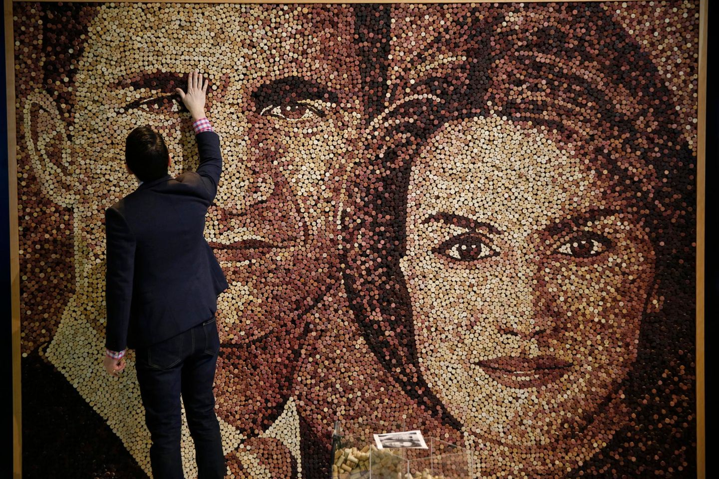 In Madrid kann man dieses tolle Portrait aus Weinkorken von König Felipe und Königin Letizia betrachten.
