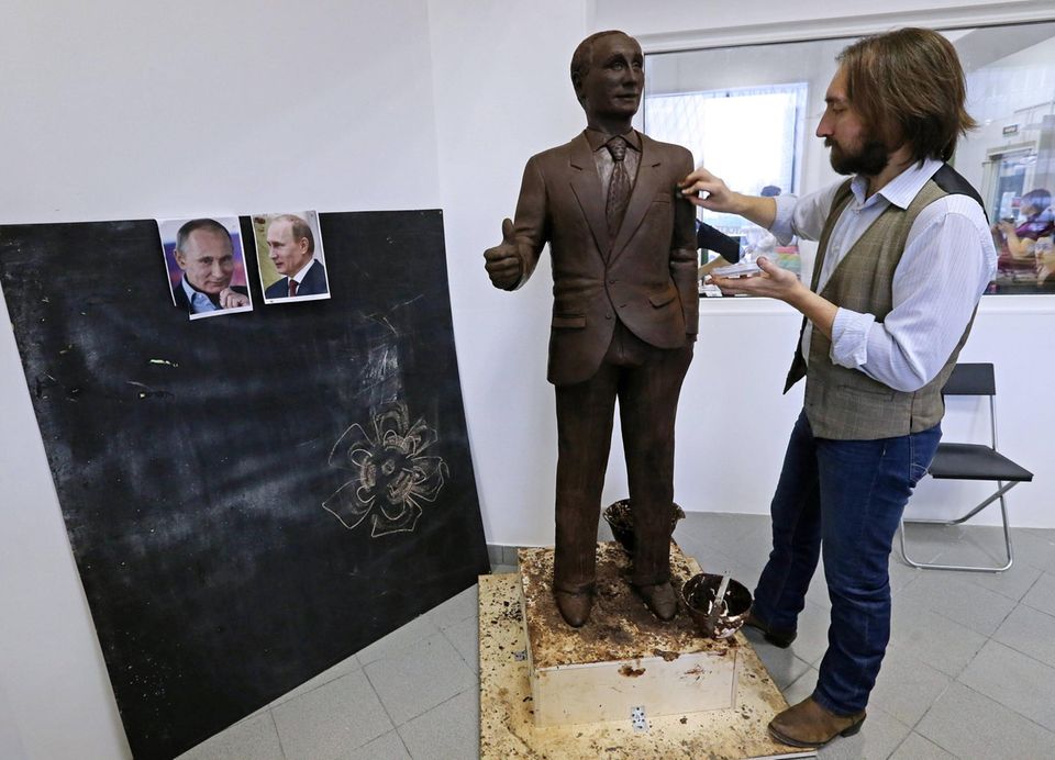 Nach Bildern gestaltet Künstler Nikita Gusev eine Statue von Russlands Präsident Wladimir Putin ganz aus Schokolade. Nach Bildern gestaltet Künstler Nikita Gusev eine Statue von Russlands Präsident Wladimir Putin ganz aus Schokolade.