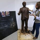 Nach Bildern gestaltet Künstler Nikita Gusev eine Statue von Russlands Präsident Wladimir Putin ganz aus Schokolade.