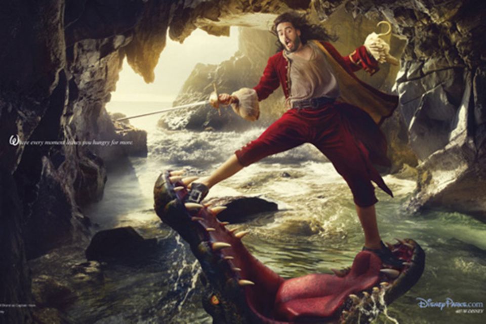 Für eine Disney-Fotoserie posiert Russell Brand als "Peter Pans" Erzfeind "Captain Hook". Starfotografin Annie Leibovitz setzte Für eine Disney-Fotoserie posiert Russell Brand als "Peter Pans" Erzfeind "Captain Hook". Starfotografin Annie Leibovitz setzte