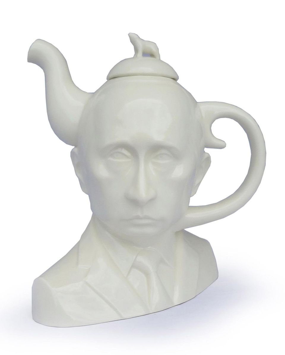 Wer sich vom russischen Präsidenten Wladimir Putin so richtig einen einschenken lassen möchte, dem sei diese Teekanne des amerikanischen Künstlers Mike Leavitt empfohlen. Wer sich vom russischen Präsidenten Wladimir Putin so richtig einen einschenken lassen möchte, dem sei diese Teekanne des amerikanischen Künstlers Mike Leavitt empfohlen.