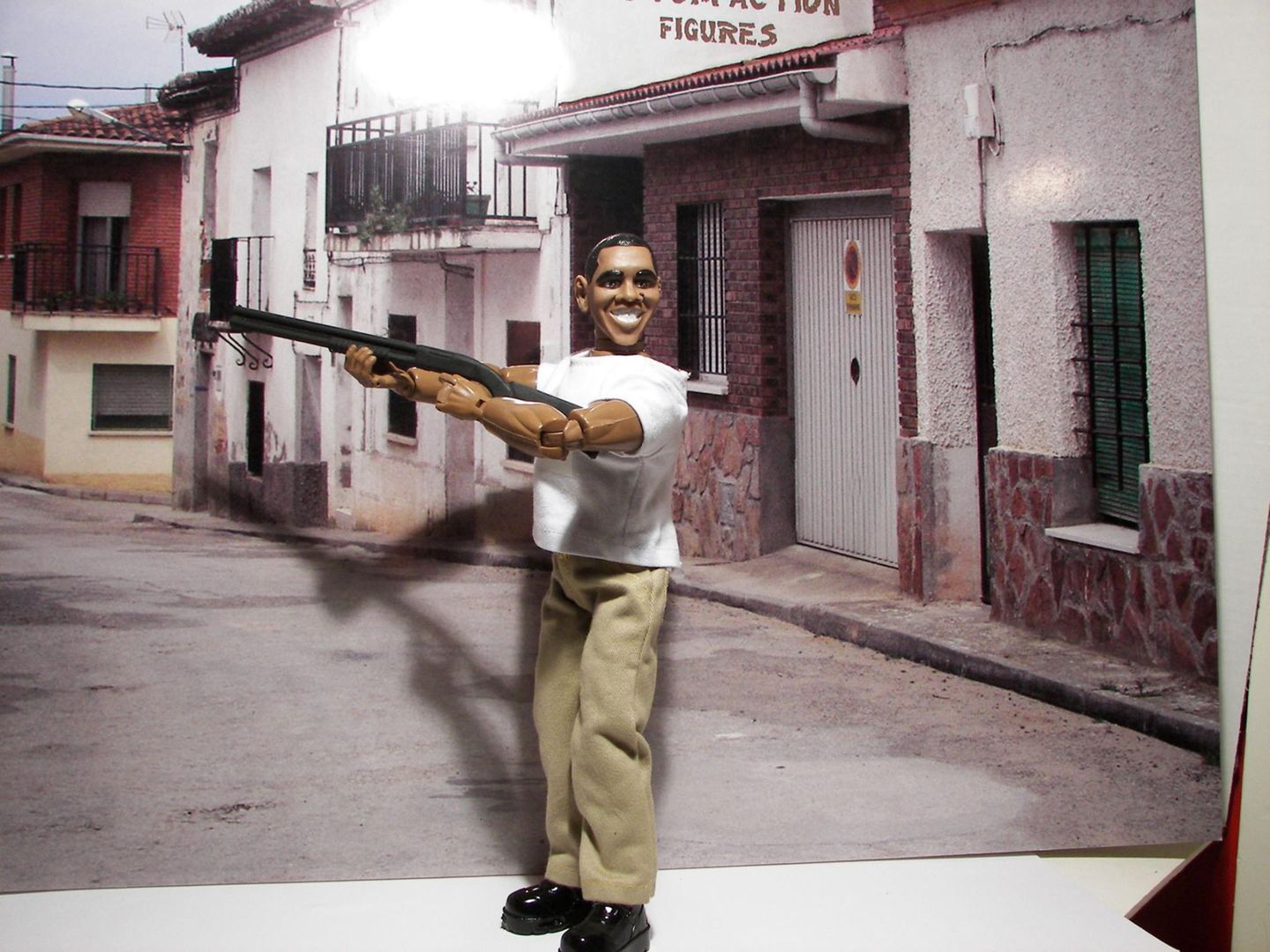In den USA kann man ab sofort diese Actionfigur von Barack Obama kaufen. Inspiriert wurde der Hersteller durch ein Foto, das den Präsidenten beim Schießen in Camp David zeigt.