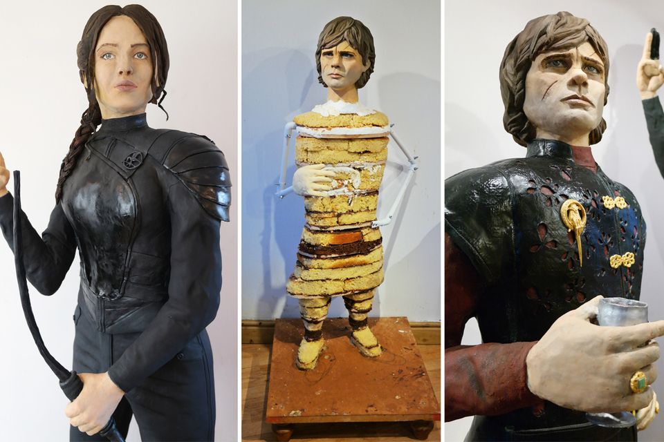Die britische Bäckerin Lara Clarke gewinnt die Goldmedaille beim nationalen Backwettbewerb mit zwei lebensgroßen Torten von Jennifer Lawrence als "Katniss Everdeen" aus "The Hunger Games" und Peter Dinklage als "Tyrion Lannister" aus "Game of Thrones". Für die Herstellung der Kuchen benötigte sie unter anderem 150 Eier und 10 kg Mehl. Die britische Bäckerin Lara Clarke gewinnt die Goldmedaille beim nationalen Backwettbewerb mit zwei lebensgroßen Torten von Jennifer Lawrence als "Katniss Everdeen" aus "The Hunger Games" und Peter Dinklage als "Tyrion Lannister" aus "Game of Thrones". Für die Herstellung der Kuchen benötigte sie unter anderem 150 Eier und 10 kg Mehl.