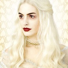 Die weiße Herzkönigin wird von Anne Hathaway verkörpert.