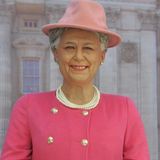 Das soll die Queen sein?! Okay, Perlenkette, Mantel und Hut passen zwar, doch dann hört die Ähnlichkeit zu der britischen Königin auch schon wieder auf. Was sich die Künstler dieser Wachsfigur, die nun in einem chinesischen Shopping-Zentrum aufgestellt wurde, gedacht haben, ist nur schwer nachzuvollziehen. Da wird auch Elizabeth "not amused" sein.