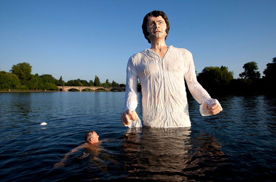 Die Schwimmer im Londoner Hyde Park gucken nicht schlecht, wenn sie plötzlich Colin Firth alias "Mr. Darcy" aus dem Roman "Pride and Prejudice" von Jane Austen begegnen.