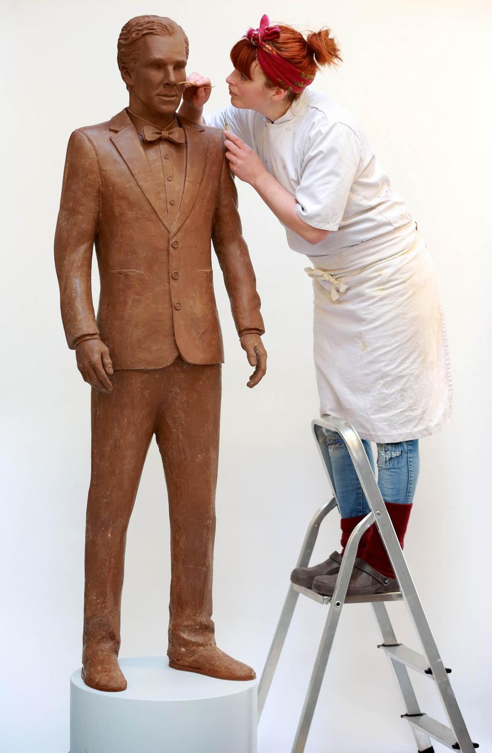 Für TV-Werbezwecke macht Jen Lindsay-Clark eine lebensgroße Schokoladen-Skulptur von Schauspieler Benedict Cumberbatch. Für TV-Werbezwecke macht Jen Lindsay-Clark eine lebensgroße Schokoladen-Skulptur von Schauspieler Benedict Cumberbatch.