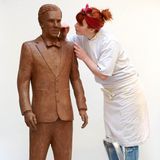 Für TV-Werbezwecke macht Jen Lindsay-Clark eine lebensgroße Schokoladen-Skulptur von Schauspieler Benedict Cumberbatch.