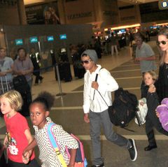 4. September 2013  Angelina Jolie ist im Flughafen von Los Angeles mit allen Kindern auf dem Weg zum Flieger nach Sydney.