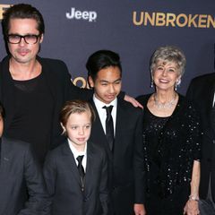 15. Dezember 2014  Brad Pitt besucht mit Pax, Shiloh, Maddox und seinen Eltern die Premiere von Angelinas Film "Unbroken" in Los Angeles.