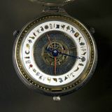 Das ist der goldene Kompass, ein sogenanntes Alethiometer. Dieses kann anzeigen, ob jemand die Wahrheit sagt