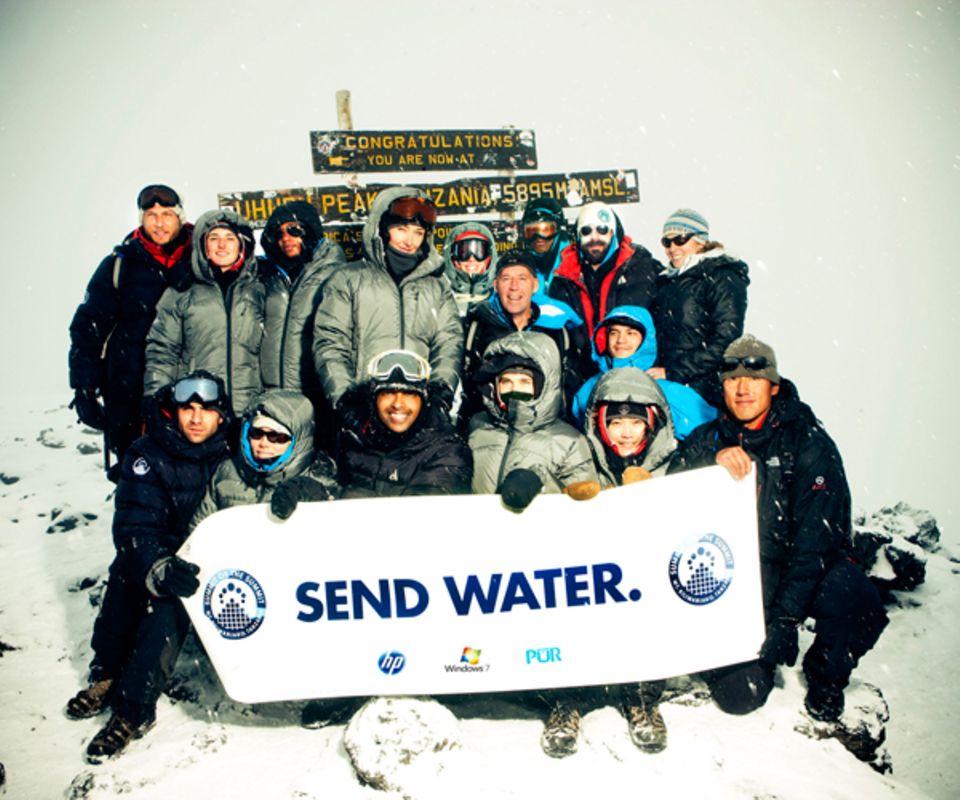 13. Januar 2010: Jessica Biel klettert unter harten Bedingungen auf den Kilimandscharo.
