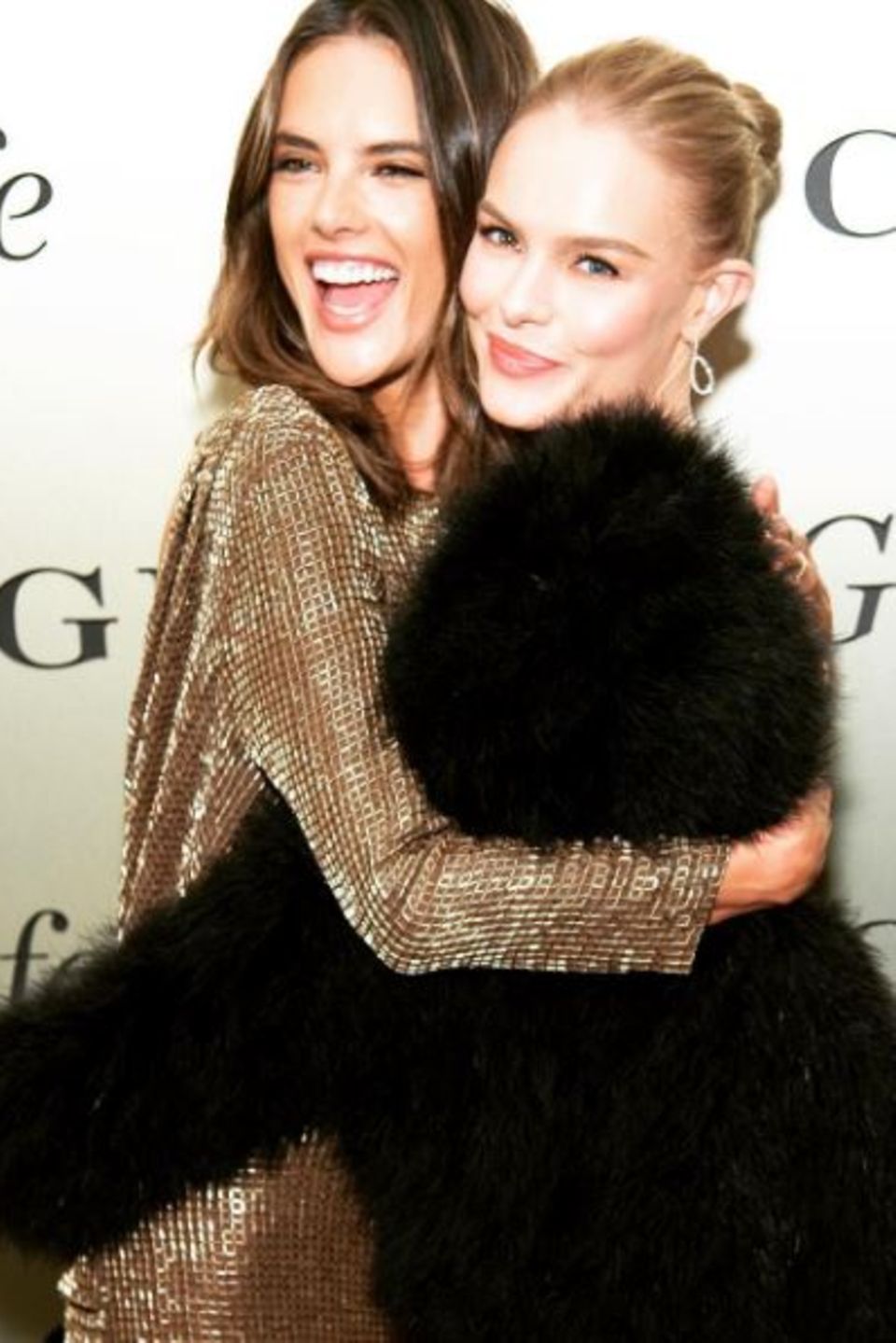 Alessandra Ambrosio und Kate Bosworth Die beiden Freundinnen treffen sich bei einer Veranstaltung auf dem roten Teppich und herzen sich erstmal innig. Alessandra Ambrosio und Kate Bosworth Die beiden Freundinnen treffen sich bei einer Veranstaltung auf dem roten Teppich und herzen sich erstmal innig.