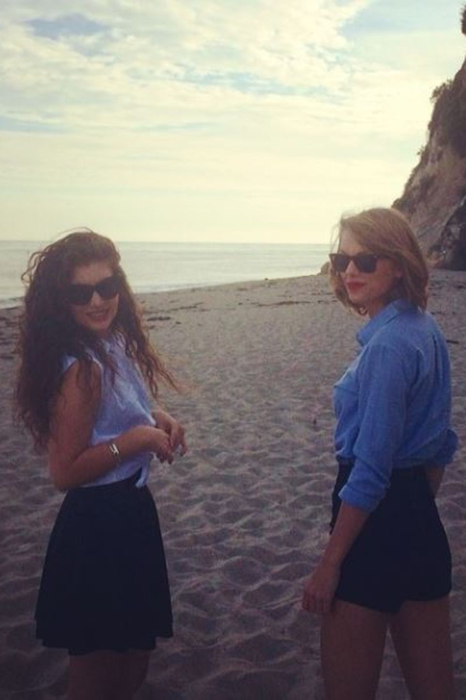 Nach einer ausgiebigen Shoppingtour in Brentwood entspannen sich Lorde und Taylor Swift am Strand. Nach einer ausgiebigen Shoppingtour in Brentwood entspannen sich Lorde und Taylor Swift am Strand.