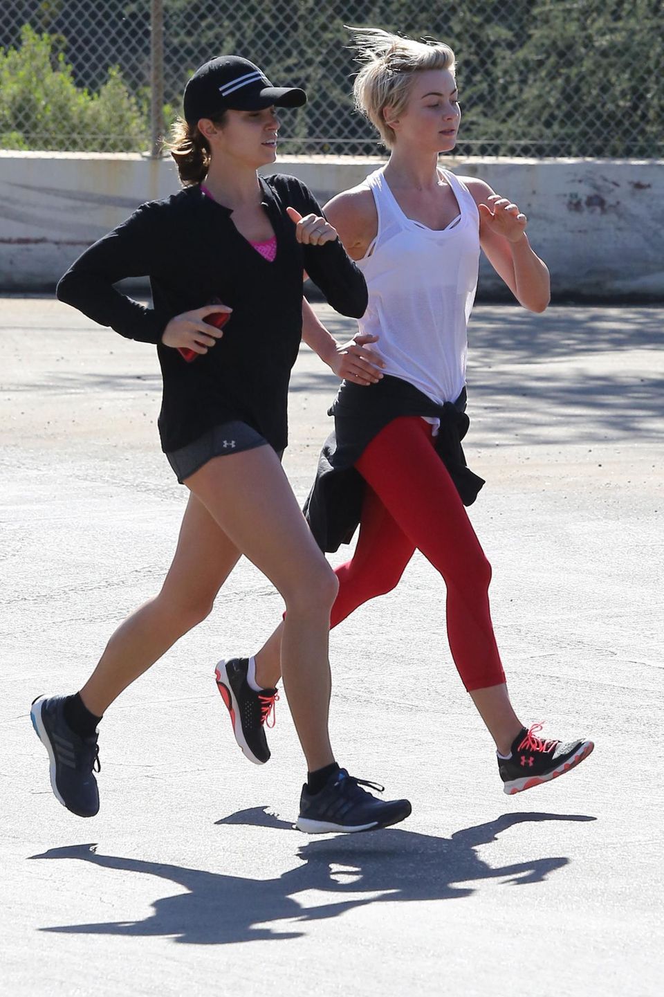 Die Freundinnen Julianne Hough und Nikki Reed joggen gemeinsam durch die Hollywood Hills.
