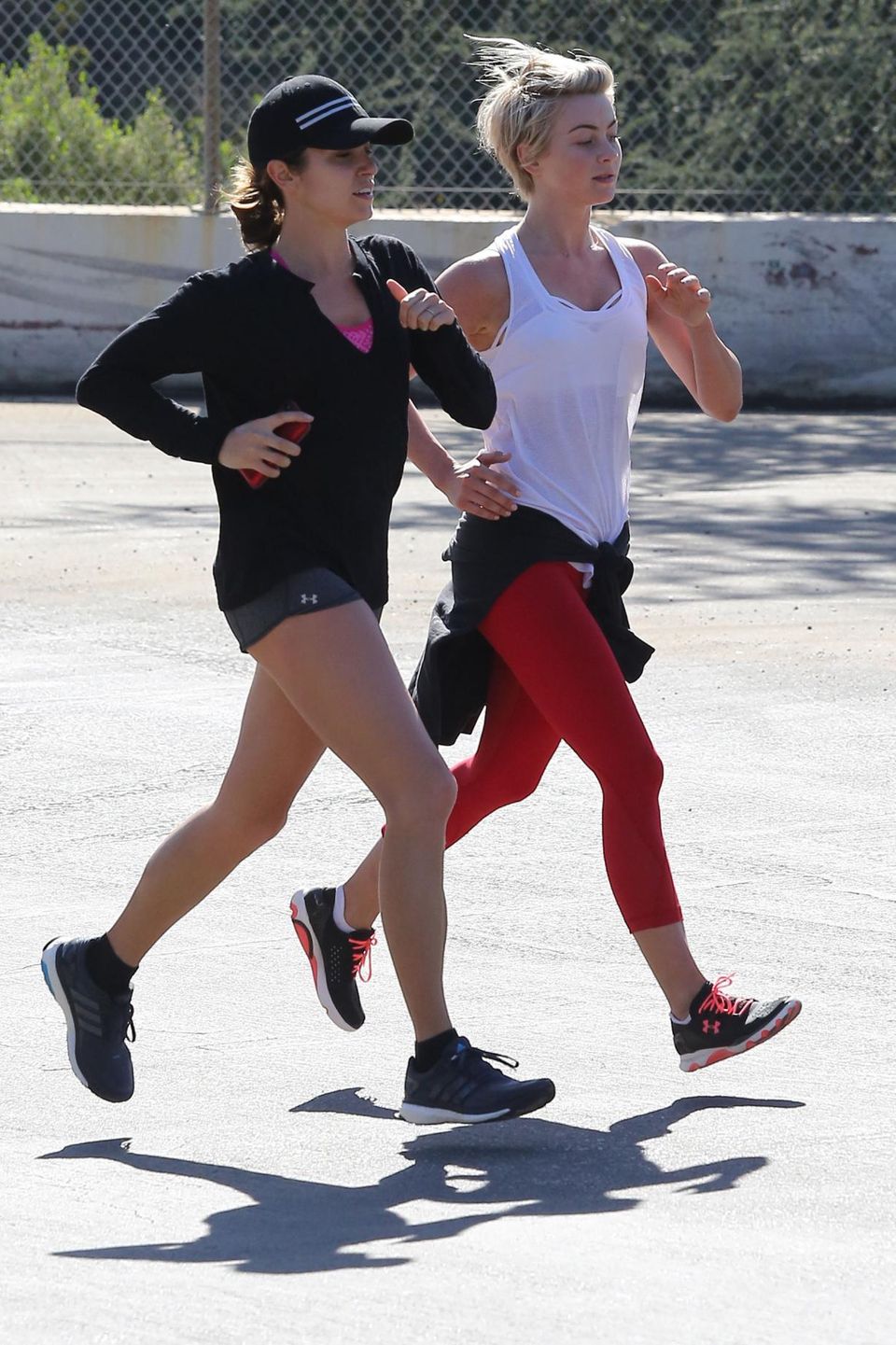 Die Freundinnen Julianne Hough und Nikki Reed joggen gemeinsam durch die Hollywood Hills. Die Freundinnen Julianne Hough und Nikki Reed joggen gemeinsam durch die Hollywood Hills.