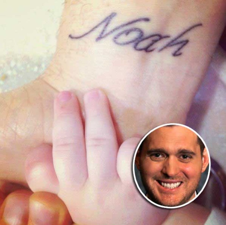Michael Bublé lässt sich den Namen seines Sohnes auf sein Handgelenk stechen. Michael Bublé lässt sich den Namen seines Sohnes auf sein Handgelenk stechen.