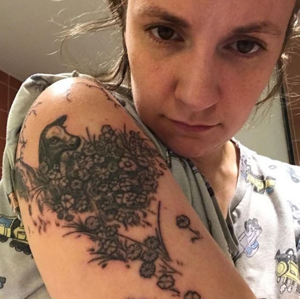 Auch dieses Tattoo, dass sich Lena Dunham mit 19 stechen lassen hat, erstrahlt im neuen Glanz.
