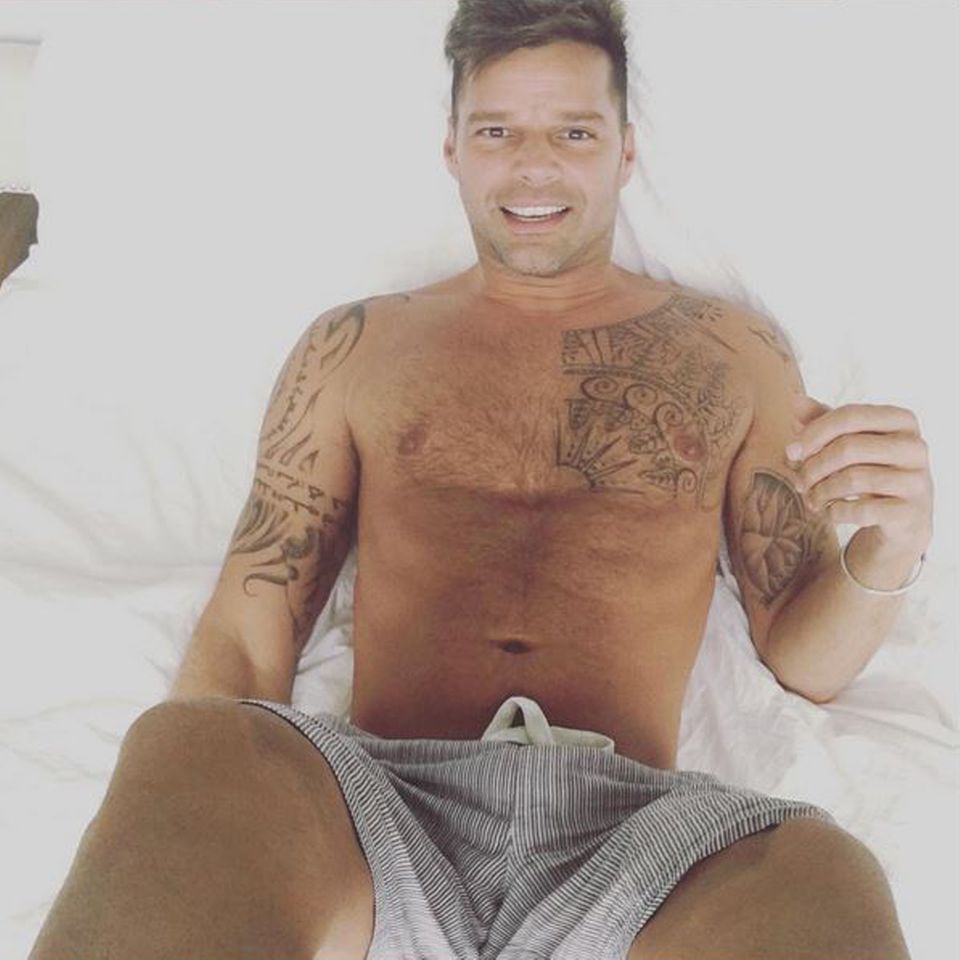 Aus dem Bett heraus postet Ricky Martin ein Obenohne-Foto, auf dem man seine Tattoos auf Brust und Armen besonders gut erkennen kann. Insgesamt sechs kleine Kunstwerke verzieren mittlerweile den Körper des Sängers, darunter auch ein farbiges an seinem Bein (das man hier leider nicht sehen kann). Aus dem Bett heraus postet Ricky Martin ein Obenohne-Foto, auf dem man seine Tattoos auf Brust und Armen besonders gut erkennen kann. Insgesamt sechs kleine Kunstwerke verzieren mittlerweile den Körper des Sängers, darunter auch ein farbiges an seinem Bein (das man hier leider nicht sehen kann).