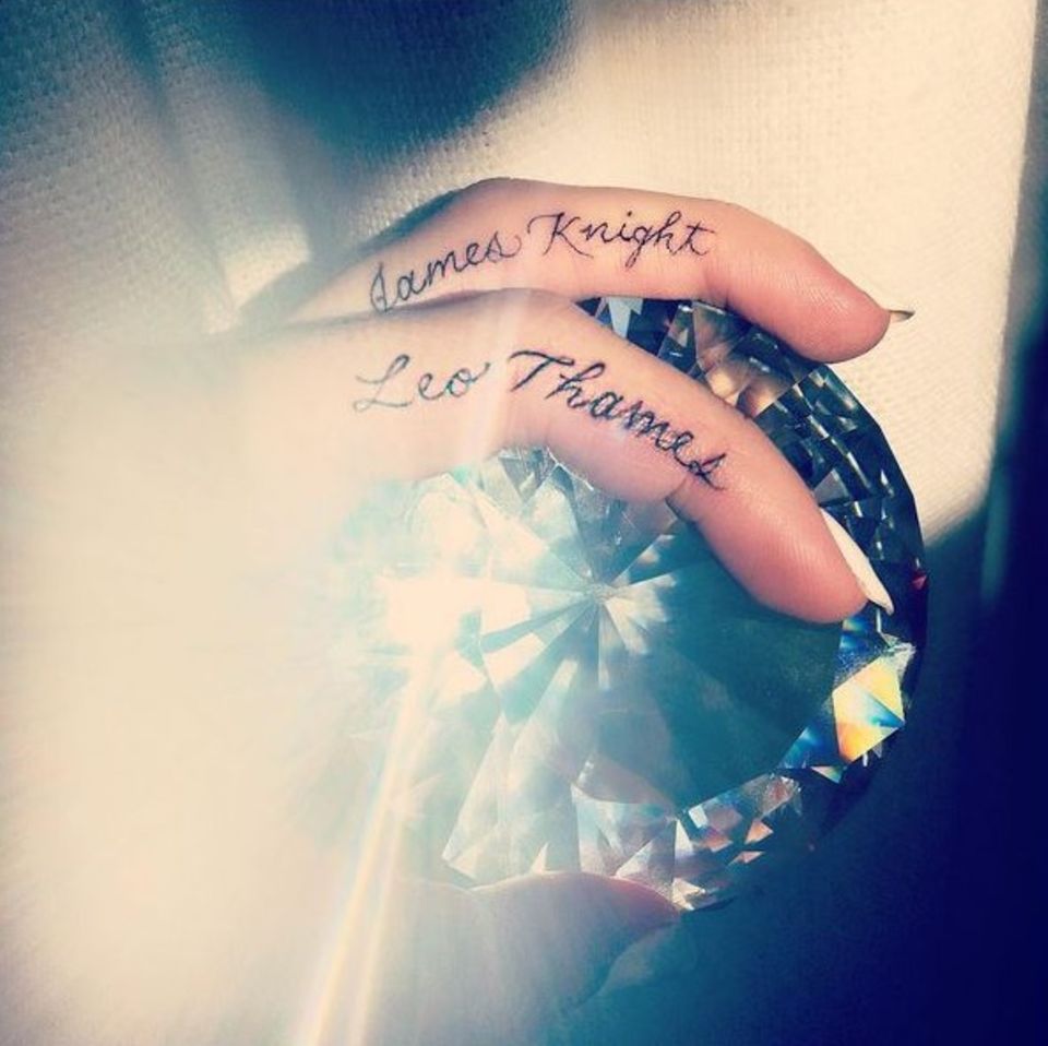 Jaime King verewigt die Namen ihrer beiden Söhne James und Leo an den Fingern ihrer linken Hand. Jaime King verewigt die Namen ihrer beiden Söhne James und Leo an den Fingern ihrer linken Hand.