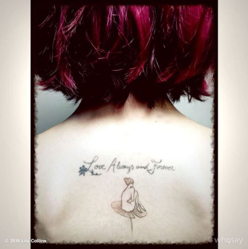 Ein zartes Tattoo für ein zartes Mädchen: Lily Collins ließ sich dieses Kunstwerk von einem koreanischen Tattoo-Künstler stechen. "Liebe für immer und ewig", ziert jetzt ihren Rücken, mitsamt einer nackten Frau, die auf einer Wasserlilie sitzt. Ein zartes Tattoo für ein zartes Mädchen: Lily Collins ließ sich dieses Kunstwerk von einem koreanischen Tattoo-Künstler stechen. "Liebe für immer und ewig", ziert jetzt ihren Rücken, mitsamt einer nackten Frau, die auf einer Wasserlilie sitzt.