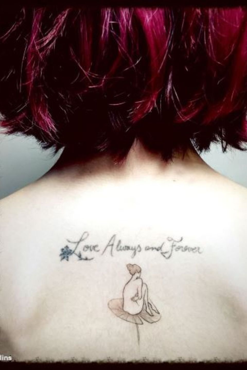 Ein zartes Tattoo für ein zartes Mädchen: Lily Collins ließ sich dieses Kunstwerk von einem koreanischen Tattoo-Künstler stechen. "Liebe für immer und ewig", ziert jetzt ihren Rücken, mitsamt einer nackten Frau, die auf einer Wasserlilie sitzt.