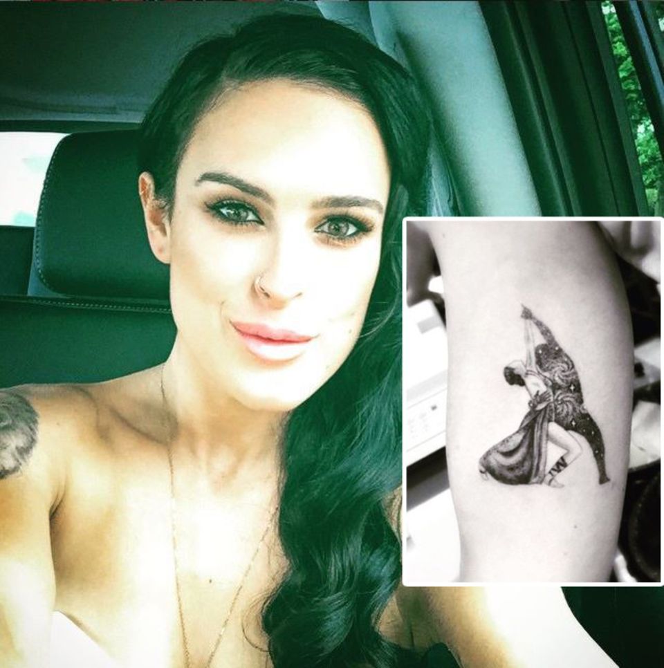 Rumer Willis ist die diesjährige Siegerin der Show "Dancing wih the Stars" und ist offensichtlich so begeistert davon, dass sie dieses Erlebnis auf ihrer Haut verewigen lässt. Rumer Willis ist die diesjährige Siegerin der Show "Dancing wih the Stars" und ist offensichtlich so begeistert davon, dass sie dieses Erlebnis auf ihrer Haut verewigen lässt.