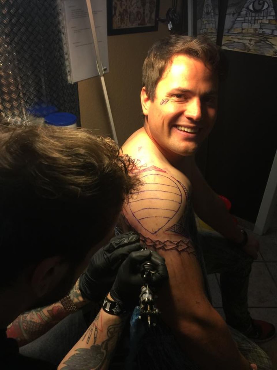 Rocco Stark lässt seinen Oberarm im Tattoostudio verschönern, das Ergebnis lässt leider noch auf sich warten, aber es wird ein großes Tattoo, so viel ist schon mal klar.