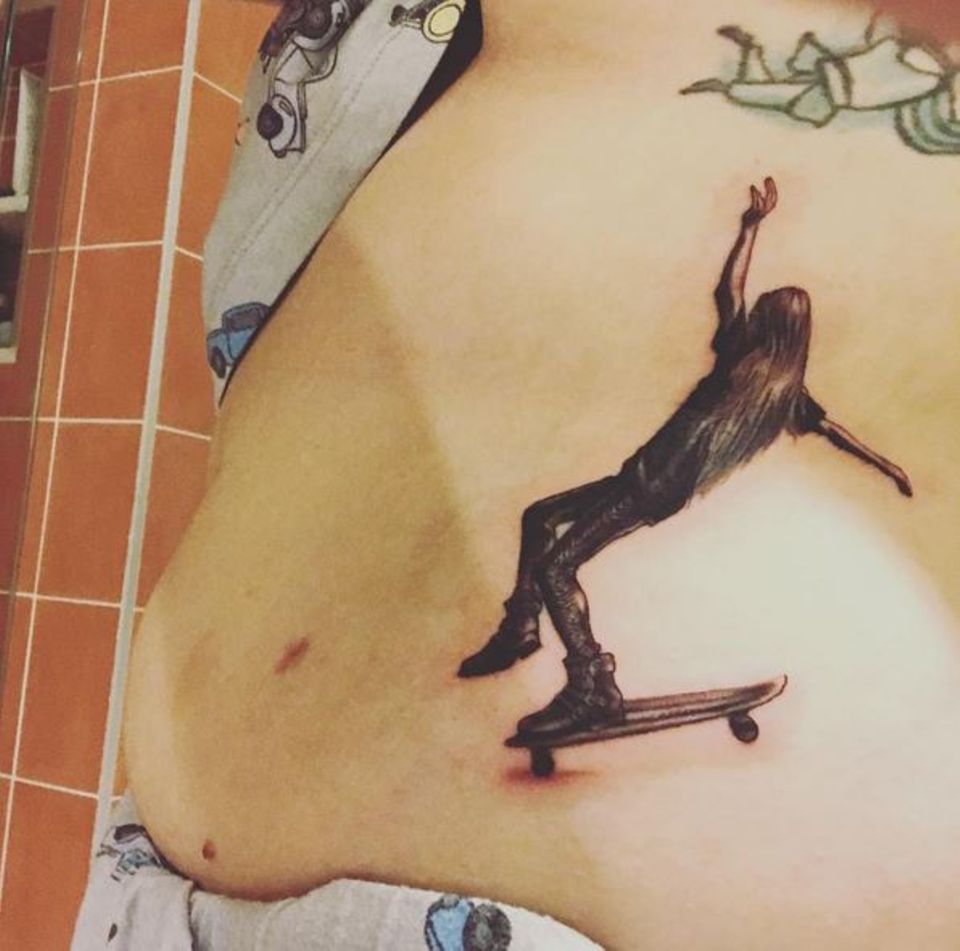 Lena Dunham lässt gerade alte Tattoos überarbeiten, dabei sticht ihr Freund dieses geniale Tattoo und ehrt die Skateboardlegende Laura Thornhill Caswell. Man beachte, dass sie eine alte OP-Narbe als Untergrund für ihr Board nutzt. Lena Dunham lässt gerade alte Tattoos überarbeiten, dabei sticht ihr Freund dieses geniale Tattoo und ehrt die Skateboardlegende Laura Thornhill Caswell. Man beachte, dass sie eine alte OP-Narbe als Untergrund für ihr Board nutzt.