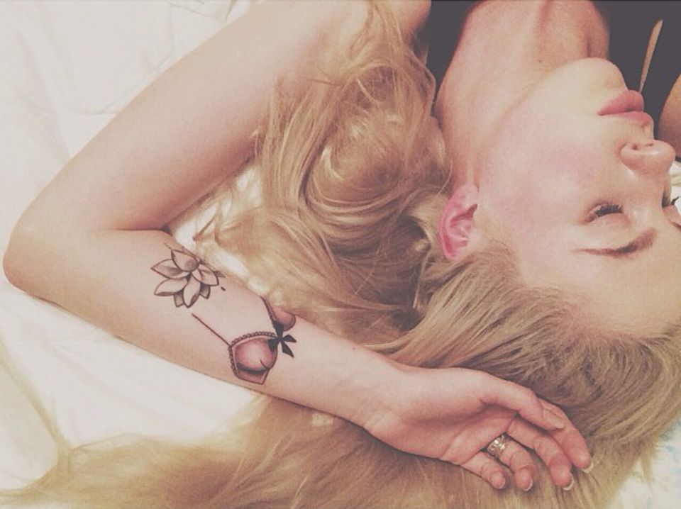 Model Ireland Baldwin zeigt auf Instagram ihre neue Tätowierung, einen rosafarbenen BH auf dem linken Unterarm. Model Ireland Baldwin zeigt auf Instagram ihre neue Tätowierung, einen rosafarbenen BH auf dem linken Unterarm.
