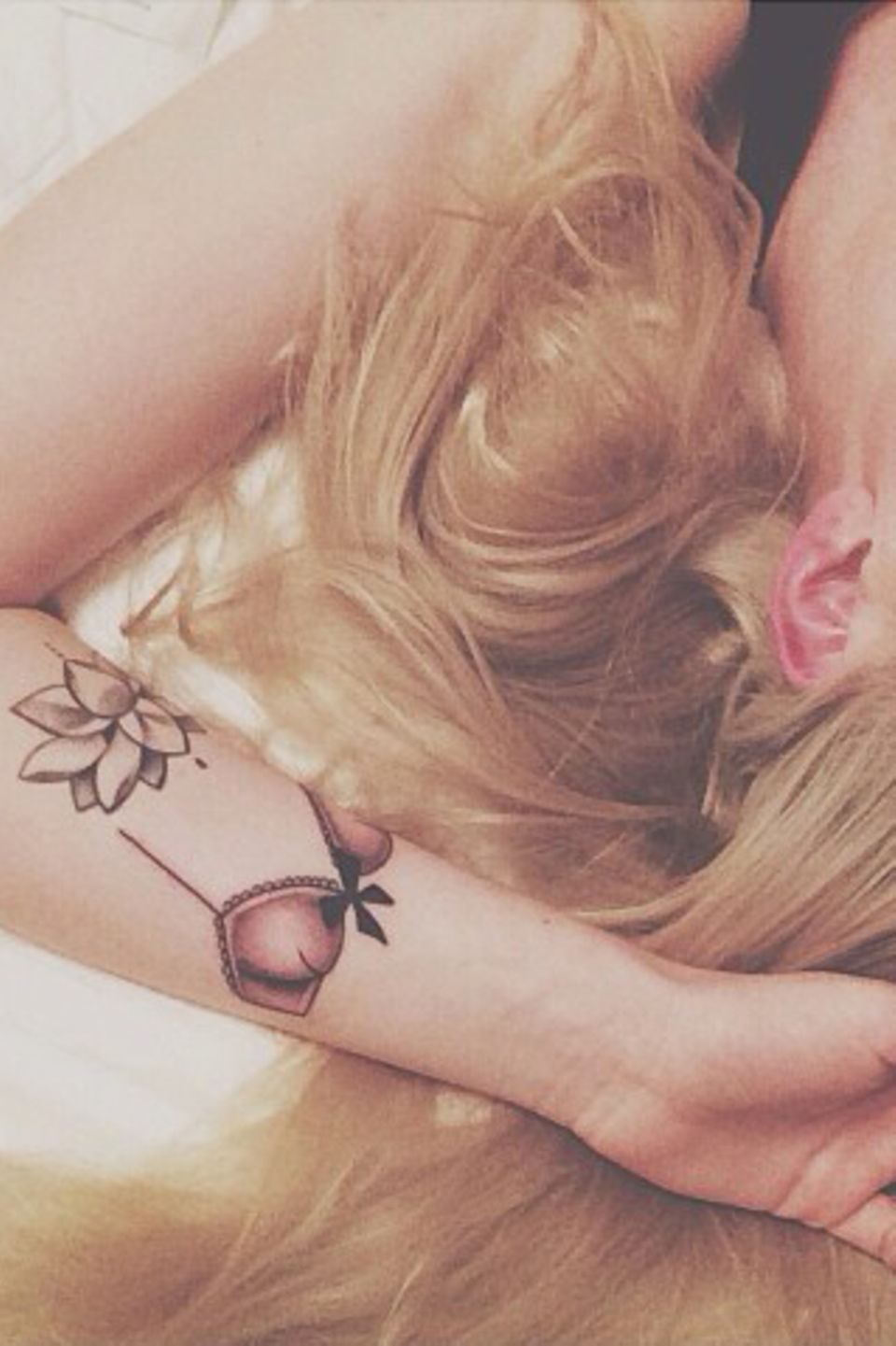 Model Ireland Baldwin zeigt auf Instagram ihre neue Tätowierung, einen rosafarbenen BH auf dem linken Unterarm.