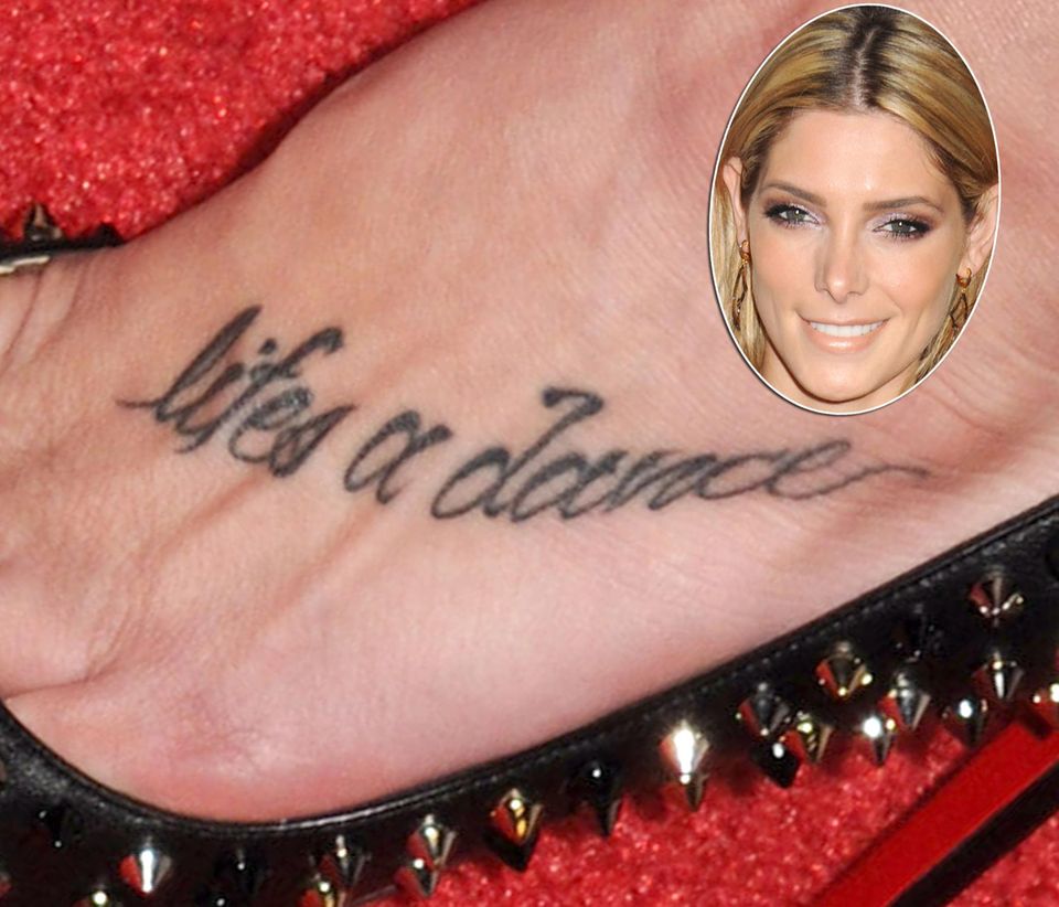 Ashley Greene findet, das Leben ist ein Tanz und hat dies auf ihrem Fuß verewigt. Ashley Greene findet, das Leben ist ein Tanz und hat dies auf ihrem Fuß verewigt.