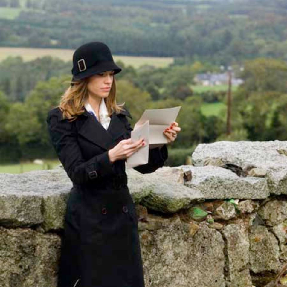 Hilary Swank spielt die junge Witwe Holly