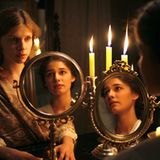 Natascha (Clémence Poésy) und Sonja (Ana Caterina Morariu) versuchen, aus dem Spiegel etwas über ihre zukünftige große Liebe zu