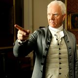 Fürst Bolkonski (Malcolm McDowell) führt sein strenges Regiment in seiner Familie