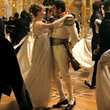 Auf ihrem ersten Ball tanzt Natascha (Clémence Poésy) mit Prinz Andrej (Alessio Boni)
