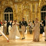 Zar Alexander (Igor Kostolevsky) eröffnet den Ball anlässlich des Friedens von Tilsit mit der schönen Gräfin Hélè?ne Besuchowa (