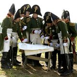 General Kutusow (Vladimir Ilyin) bespricht mit seinen Offizieren die Strategie der bevorstehenden Schlacht