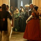 Die Freundinnen Gräfin Rostowa (Hannelore Elsner, l.) und Marja Dmitievna (Brenda Blethyn, r.) sehen den Tänzern zu