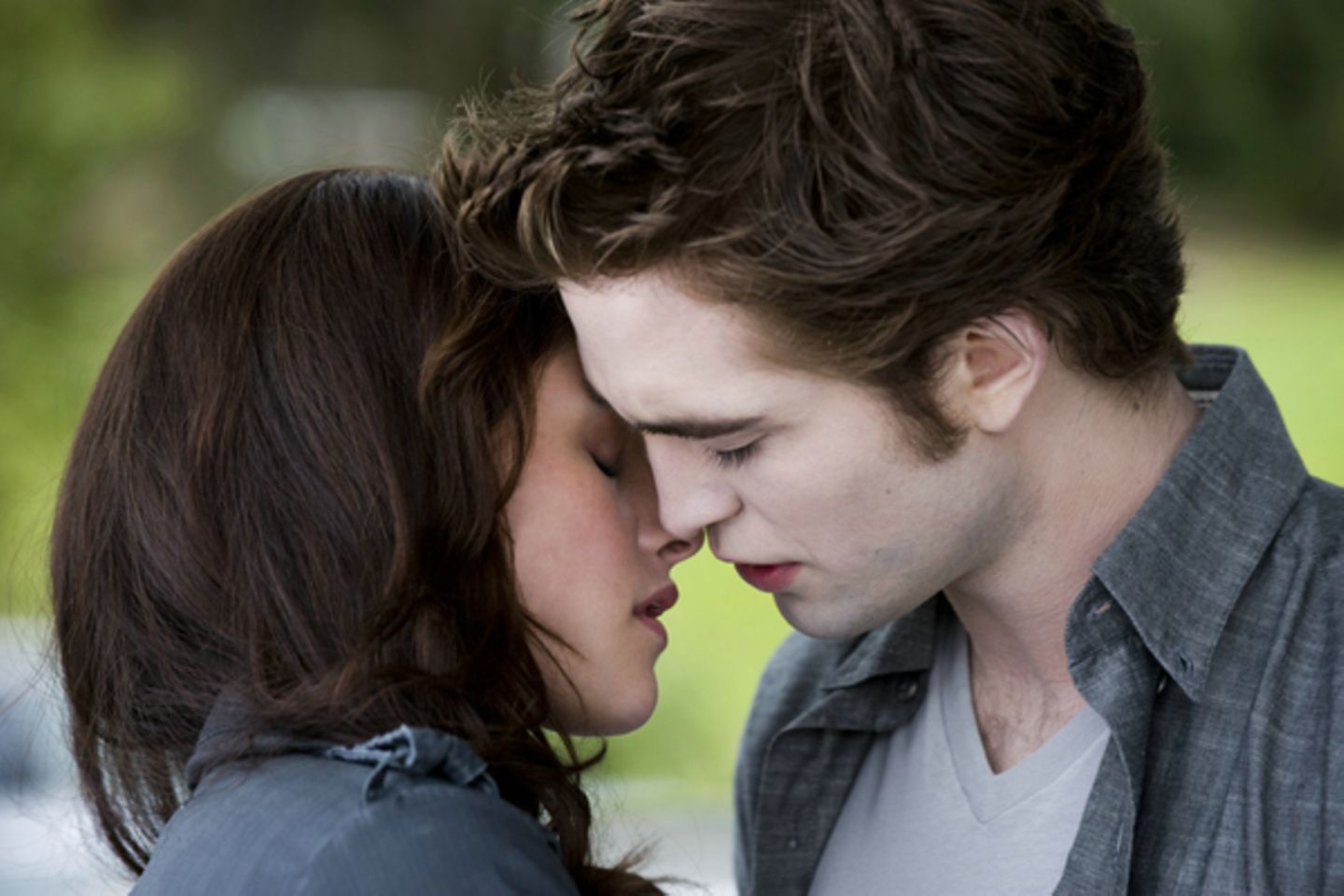 Endlich: Kristen Stewart und Robert Pattinson küssen sich zärtlich.