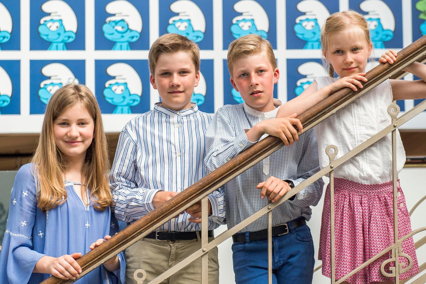 19. Juli 2016  Der Royale Nachwuchs (Prinzessin Eléonore, Prinz Emmanuel, Prinz Gabriel und Prinzessin Elisabeth) stellen sich für ein Foto im Belgischen Comiczentrum auf der Treppe auf.