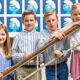 19. Juli 2016  Der Royale Nachwuchs (Prinzessin Eléonore, Prinz Emmanuel, Prinz Gabriel und Prinzessin Elisabeth) stellen sich für ein Foto im Belgischen Comiczentrum auf der Treppe auf.