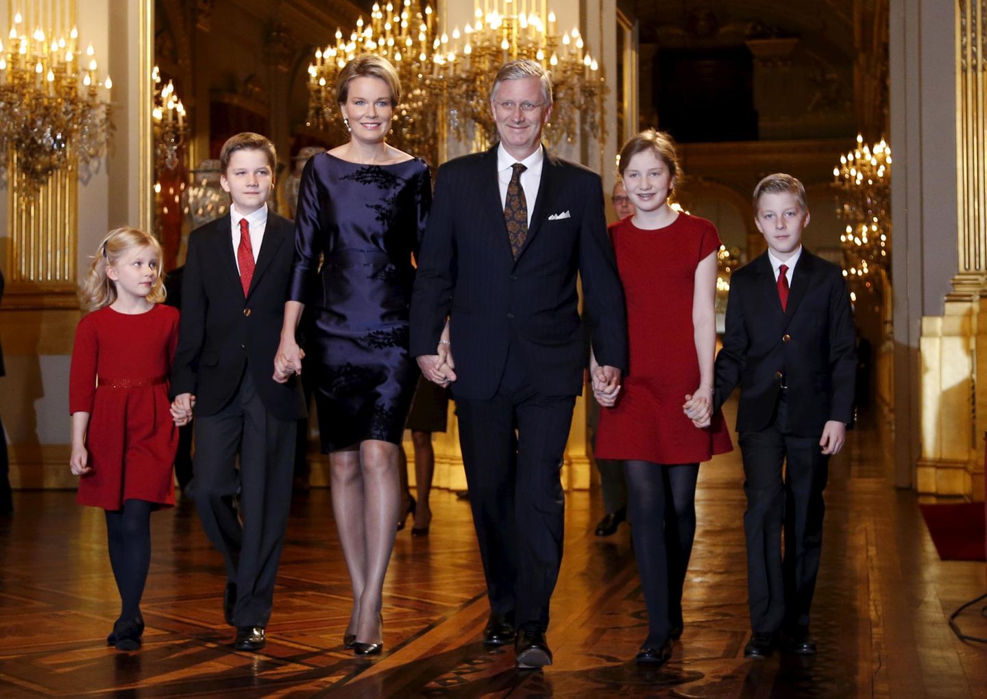 16. Dezember 2015  Die belgische Königsfamilie ist in Weihnachtsstimmung: Königin Mathilde und König Philippe sind mit ihren Kindern Prinzessin Eleonore, Prinz Gabriel, Kronprinzessin Elisabeth und Prinz Emmanuel auf dem Weg zu dem Weihnachtskonzert im Königspalast in Brüssel.