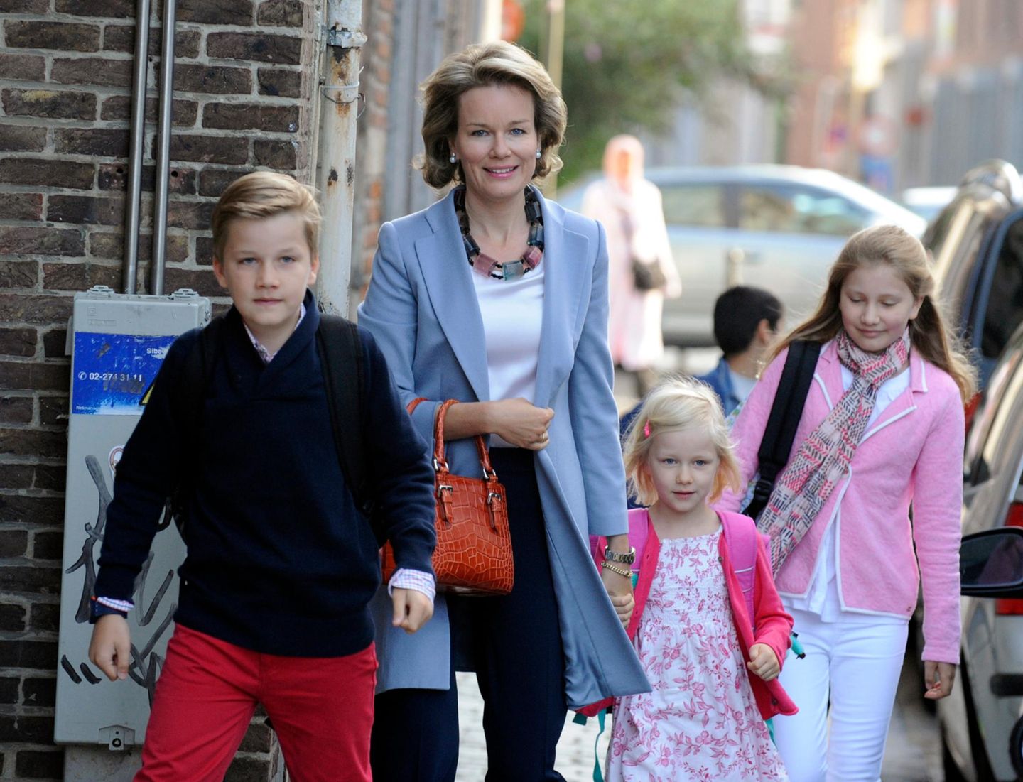 1. September 2014: Königin Mathilde bringt ihre drei Kinder Gabriel, Eleonore und Elisabeth am ersten Schultag ins Sint-Jan Berchmanscollege in Brüssel.