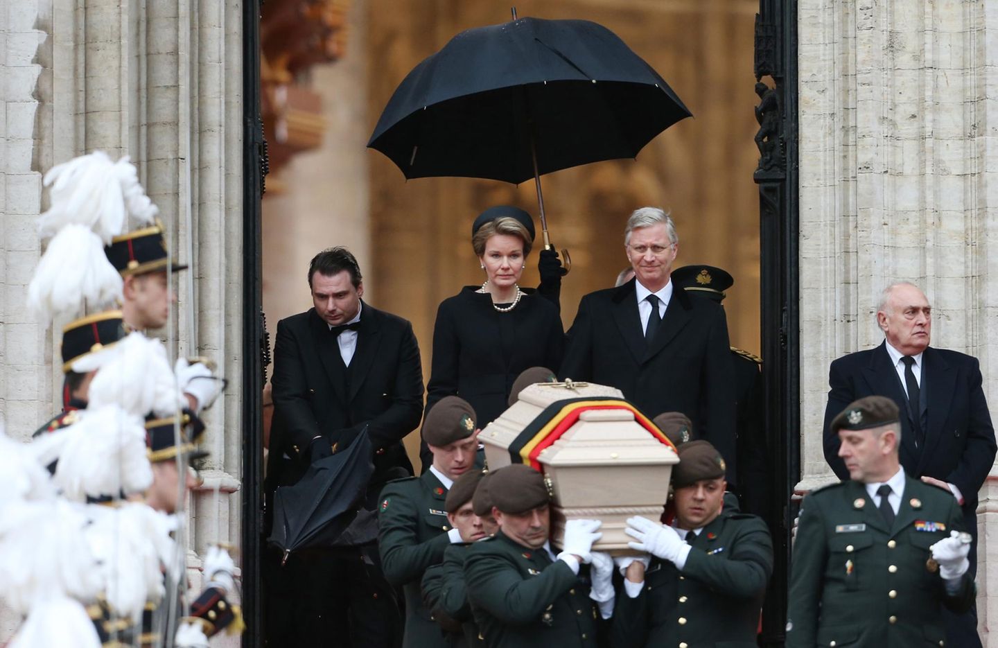 12. Dezember 2014: Königin Mathilde und König Philippe frühren den Trauerzug an, der hinter dem Sarg von Königin Fabiola aus der Kirche kommt.