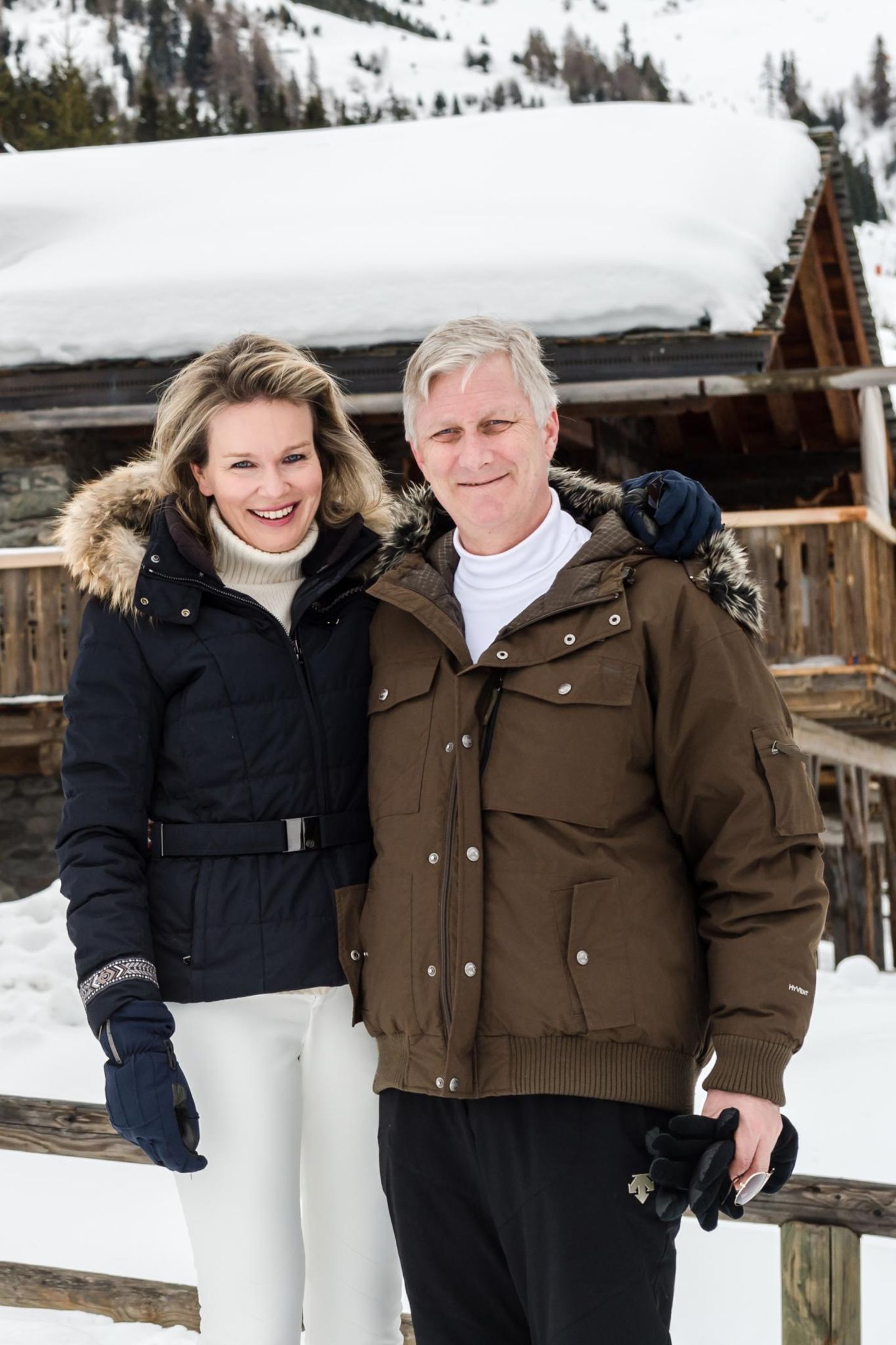 Happy Holiday! Völlig entspannt genießt das belgische Königspaar seine freien Tage in dem Ski-Resort und findet dabei auch ein paar Augenblicke für sich allein.